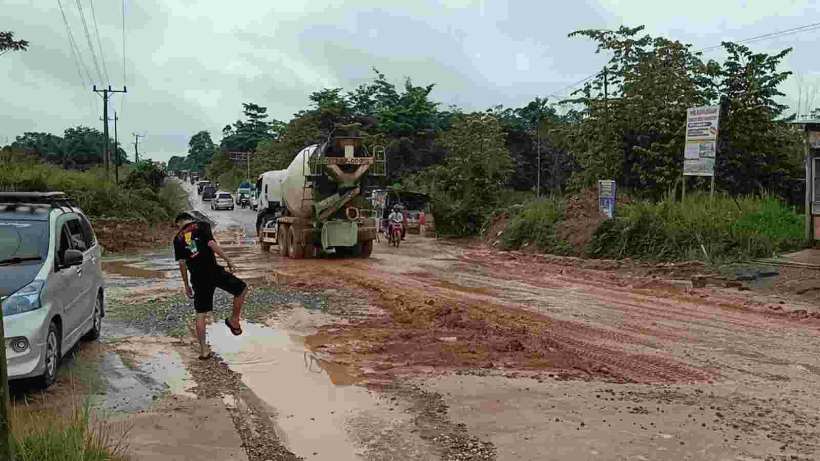“Proyek Nasional, Derita Lokal: Jalan Ness Rusak Dihantam Proyek Tol”