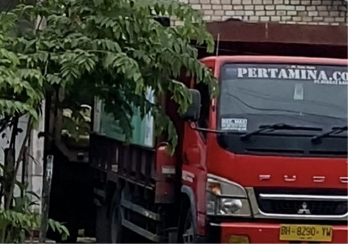 Dugaan Sindikat Gas Subsidi: Truk Agen PT BKI Tertangkap Basah “Kencing” ke Dump Truk Tanpa Plat di Mersam