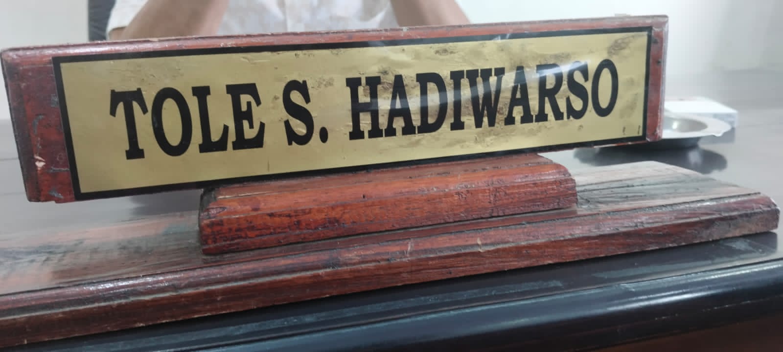 SANG “MAESTRO DONGENG” DARI KOMISI III DPRD Kota Sungai Penuh! L.I.M.B.A.H Anugerahi Tole S. Hadiwarso Gelar “Aktor Terbaik” dalam Membungkam Jeritan Rakyat