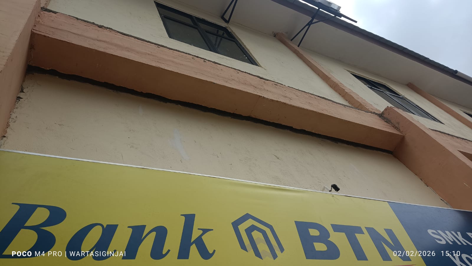 “Jebakan Maut di Talang Bakung: Tembok Proyek SMK PGRI 2 Melayang, Kepsek Pilih Sembunyi dari Investigasi.”